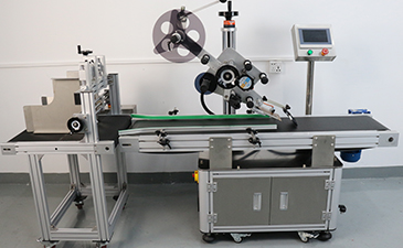 平面貼標(biāo)機如何實現(xiàn)貼上下兩個標(biāo)簽?平面貼標(biāo)機操作環(huán)境要求是什么？